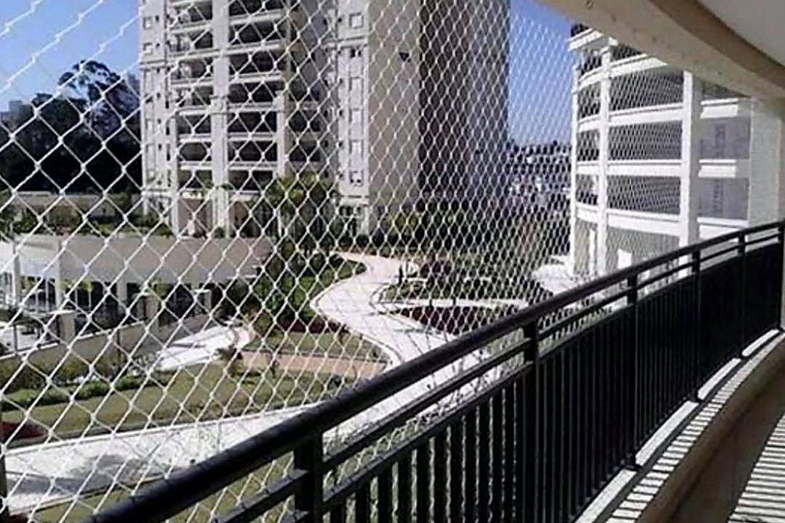 Rede de proteção branca instalada em varanda de condomínio