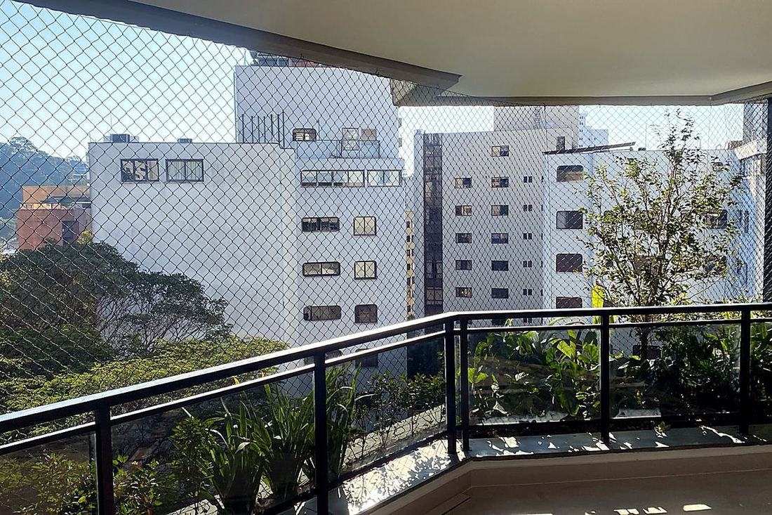 Sacada de apartamento em São Paulo com rede de proteção transparente instalada